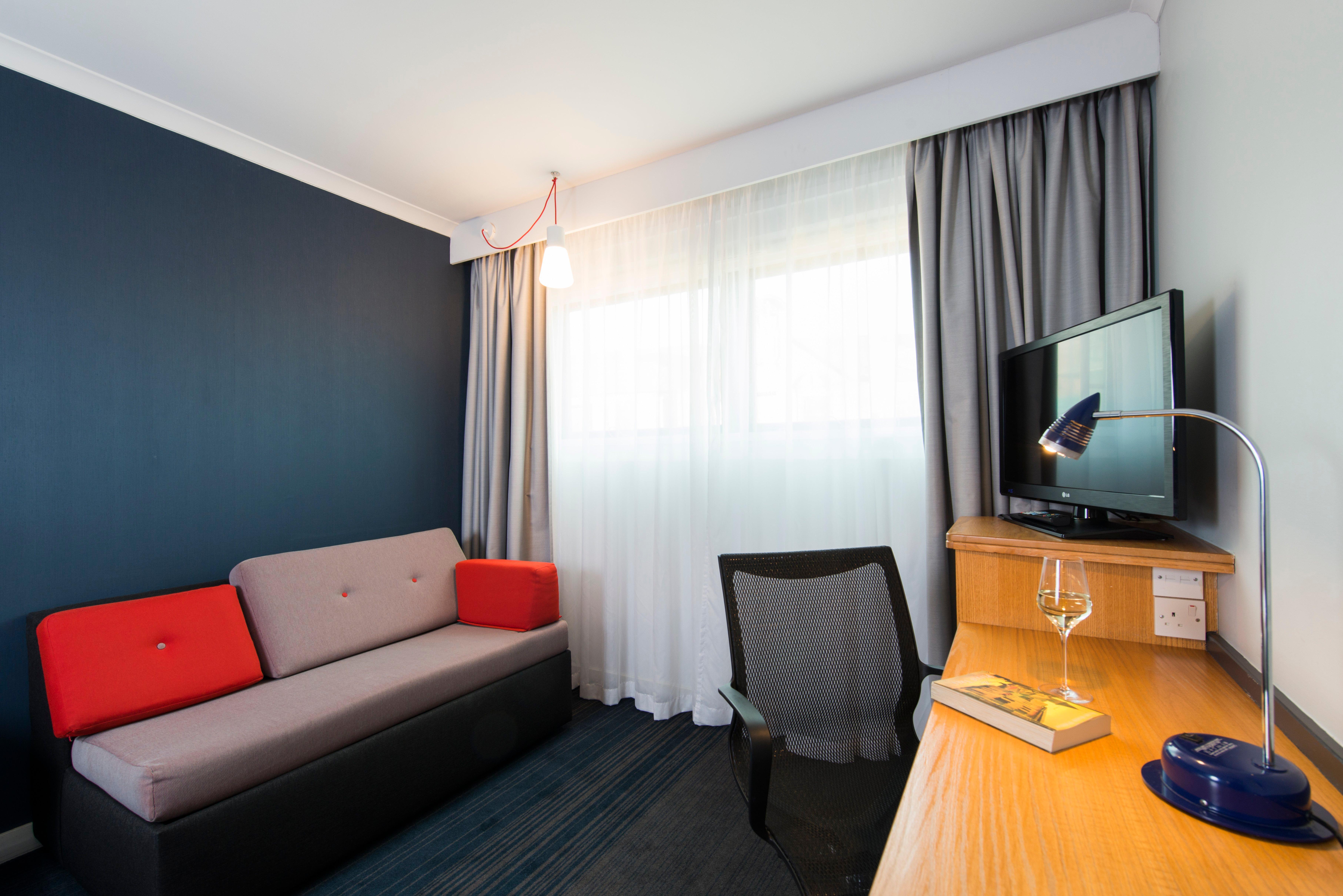 Holiday Inn Express Birmingham Oldbury By Ihg Extérieur photo