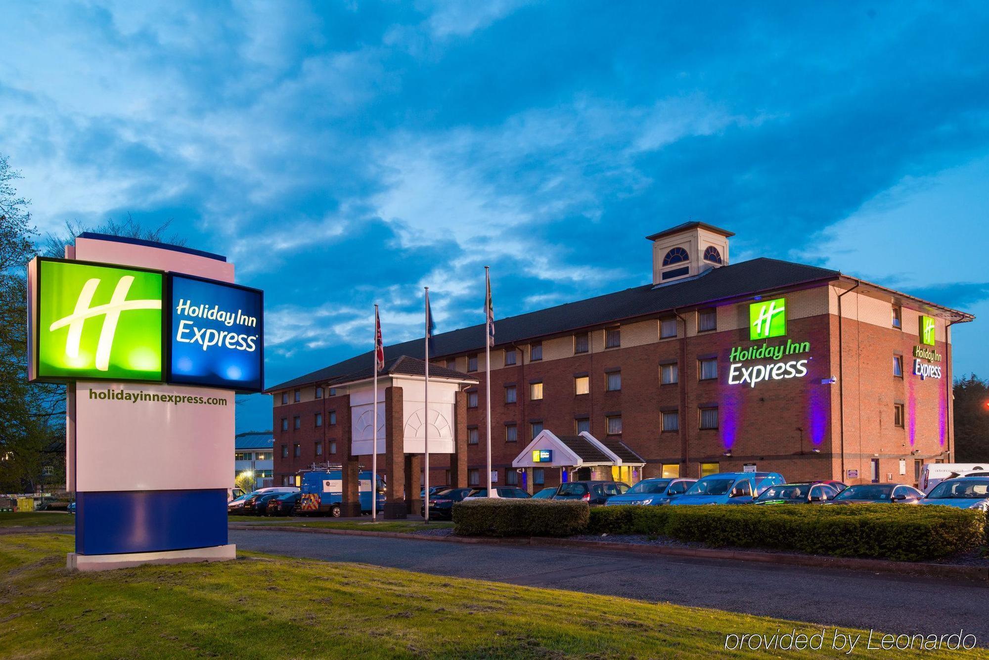 Holiday Inn Express Birmingham Oldbury By Ihg Extérieur photo