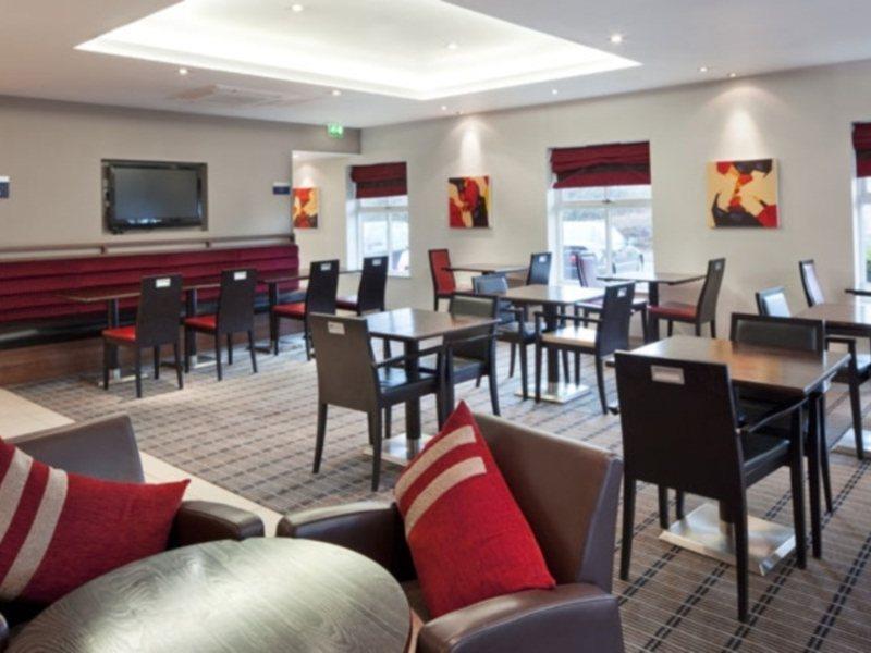 Holiday Inn Express Birmingham Oldbury By Ihg Extérieur photo