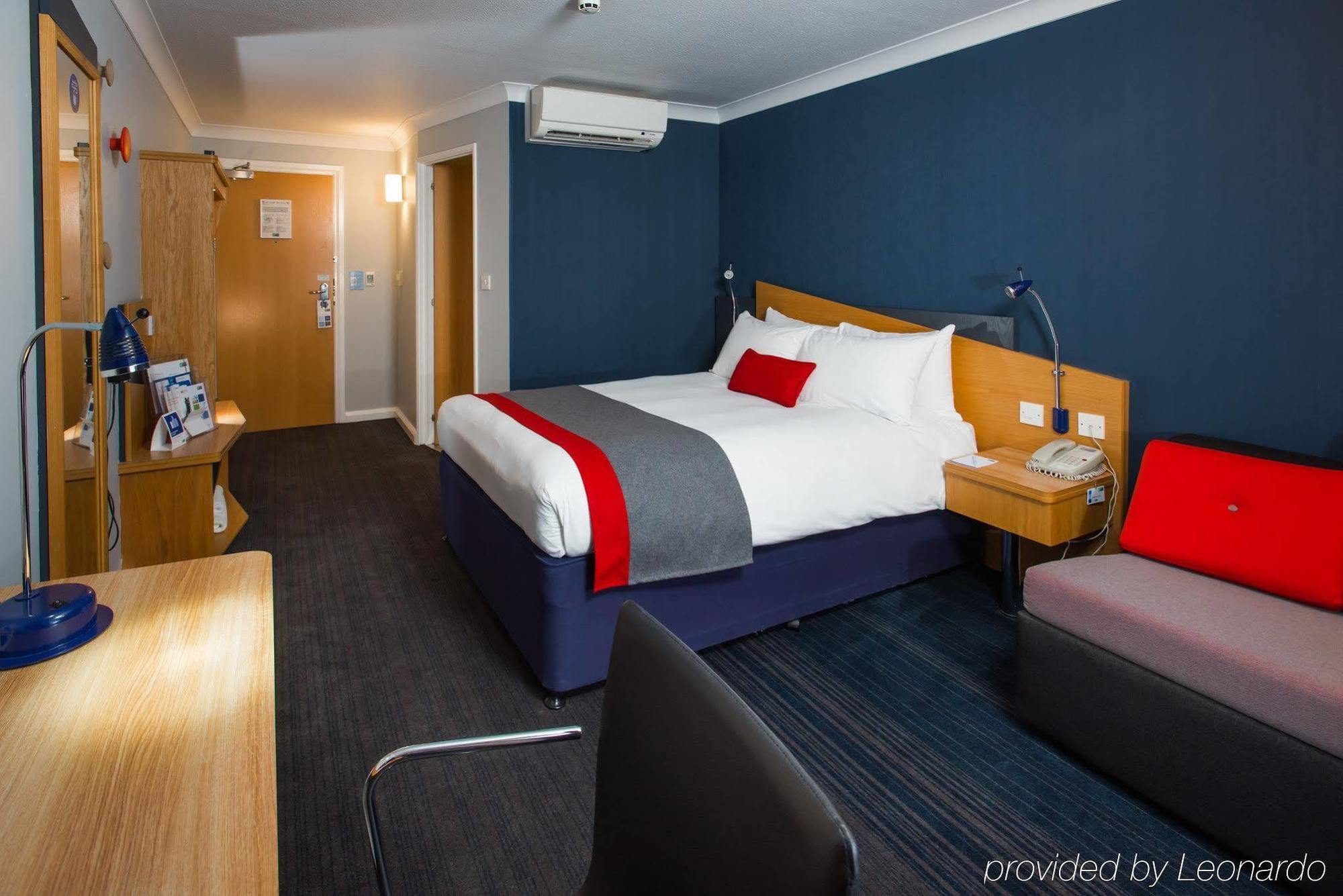 Holiday Inn Express Birmingham Oldbury By Ihg Extérieur photo