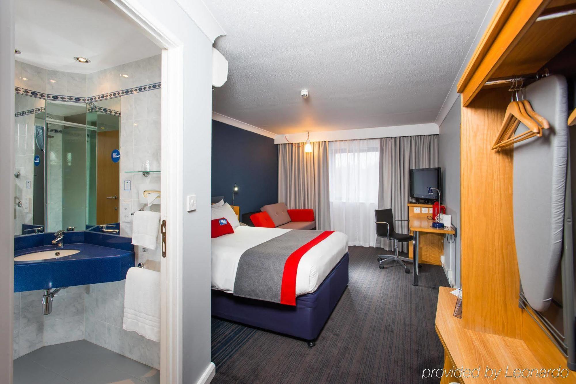 Holiday Inn Express Birmingham Oldbury By Ihg Extérieur photo