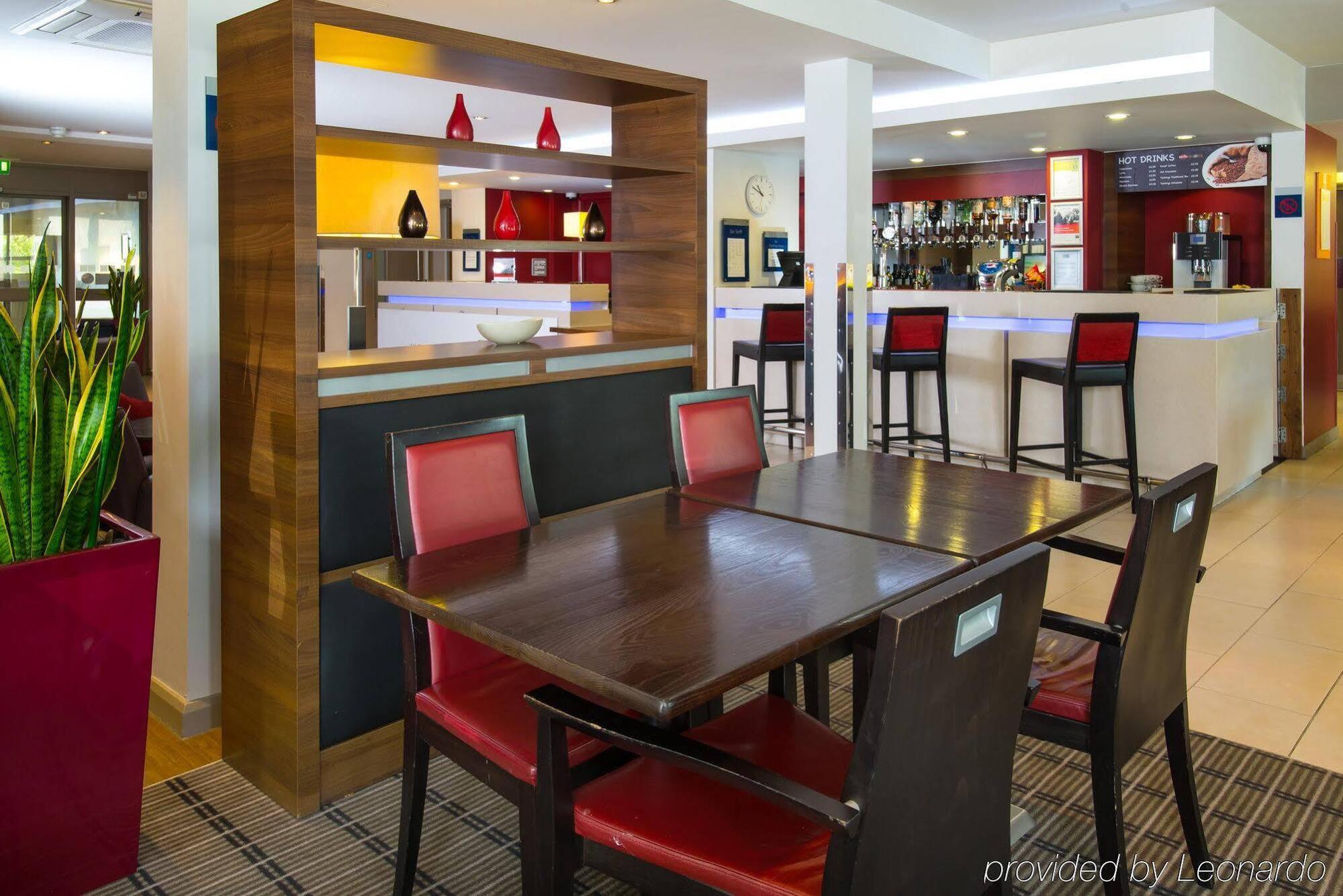 Holiday Inn Express Birmingham Oldbury By Ihg Extérieur photo